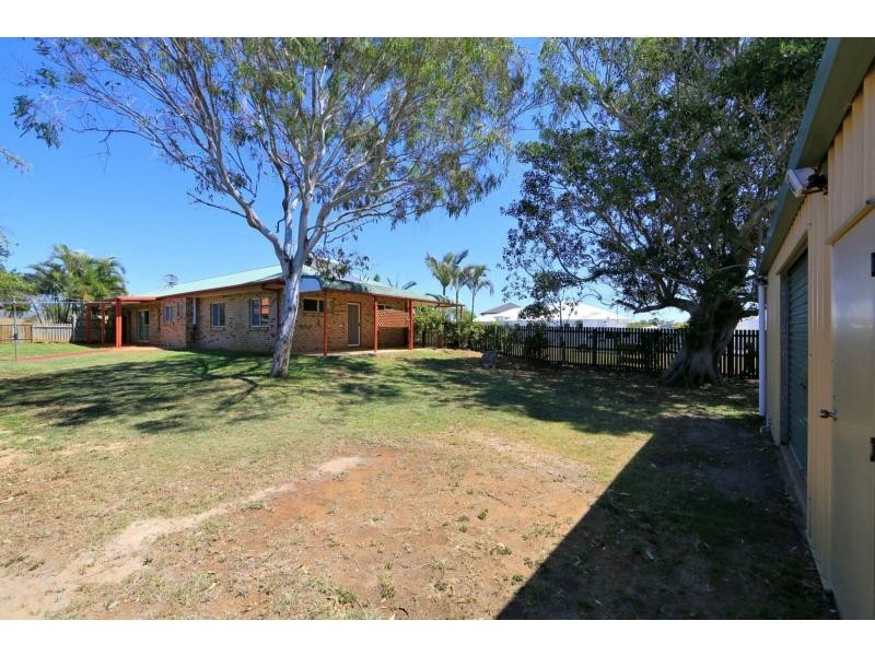 2 Raewood Close, Coral Cove QLD 4670