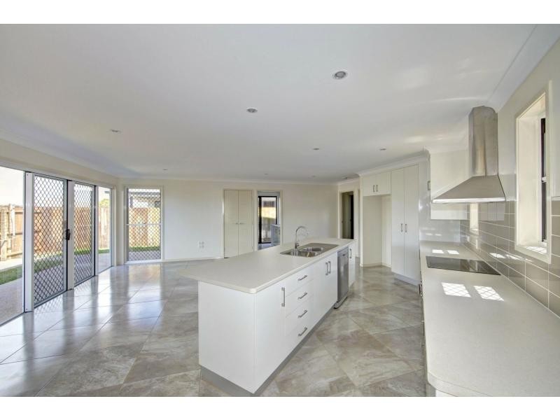 6 Back Hill Drive, Coral Cove QLD 4670