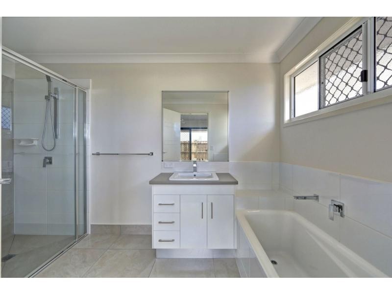 6 Back Hill Drive, Coral Cove QLD 4670