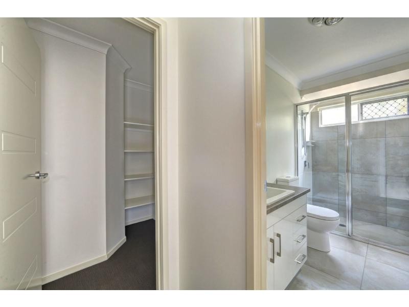 6 Back Hill Drive, Coral Cove QLD 4670