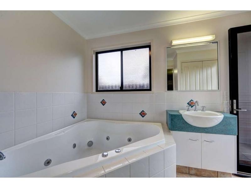 22 Chantelle Circuit, Coral Cove QLD 4670