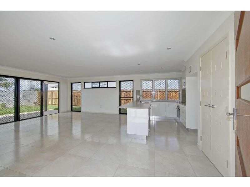Villa 1/6 Backhill Drive, Coral Cove QLD 4670