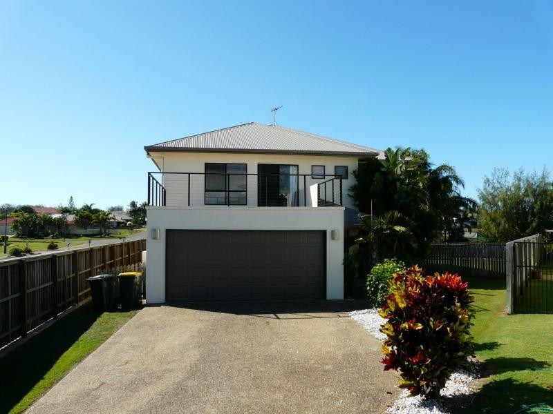 1 Robert John Circuit, Coral Cove QLD 4670