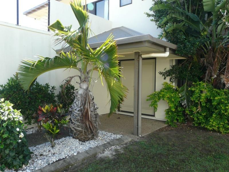 1 Robert John Circuit, Coral Cove QLD 4670