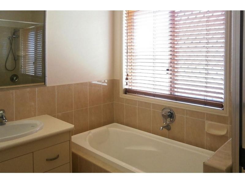 12 McCallum Close, Coral Cove QLD 4670