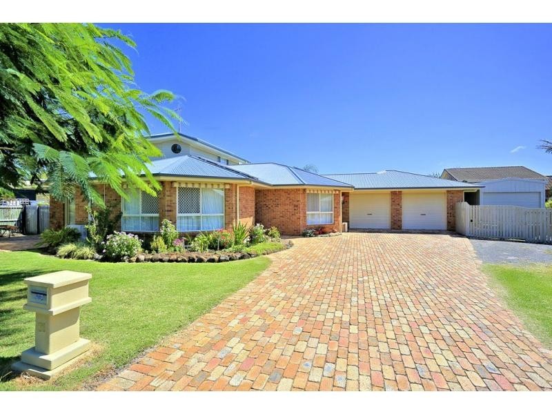 11 Andy Kemp Place, Bargara QLD 4670