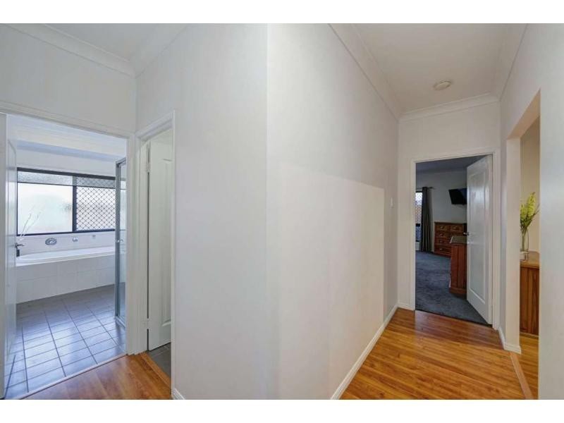 12 Raewood Close, Coral Cove QLD 4670