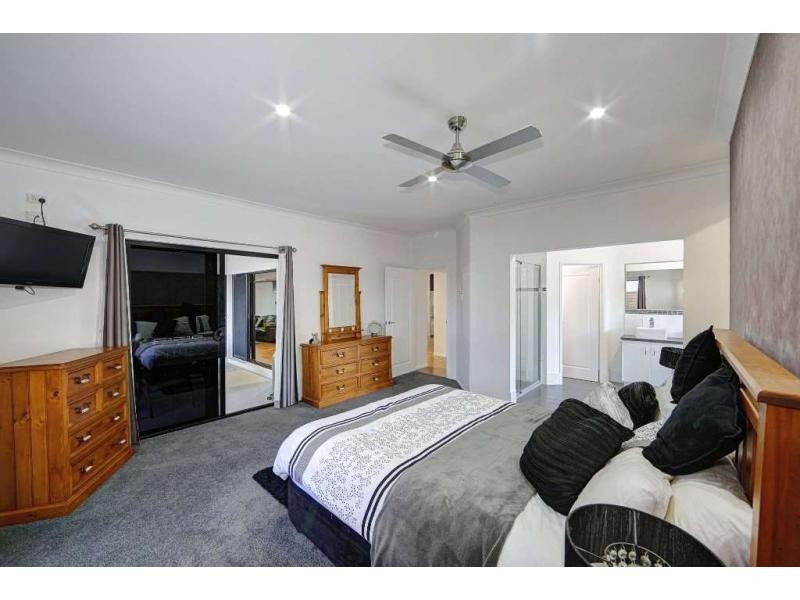 12 Raewood Close, Coral Cove QLD 4670