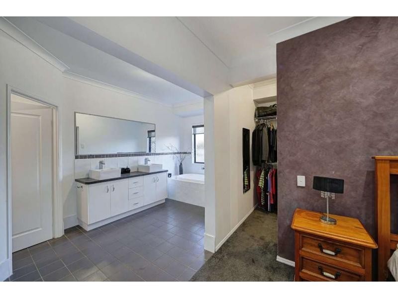 12 Raewood Close, Coral Cove QLD 4670