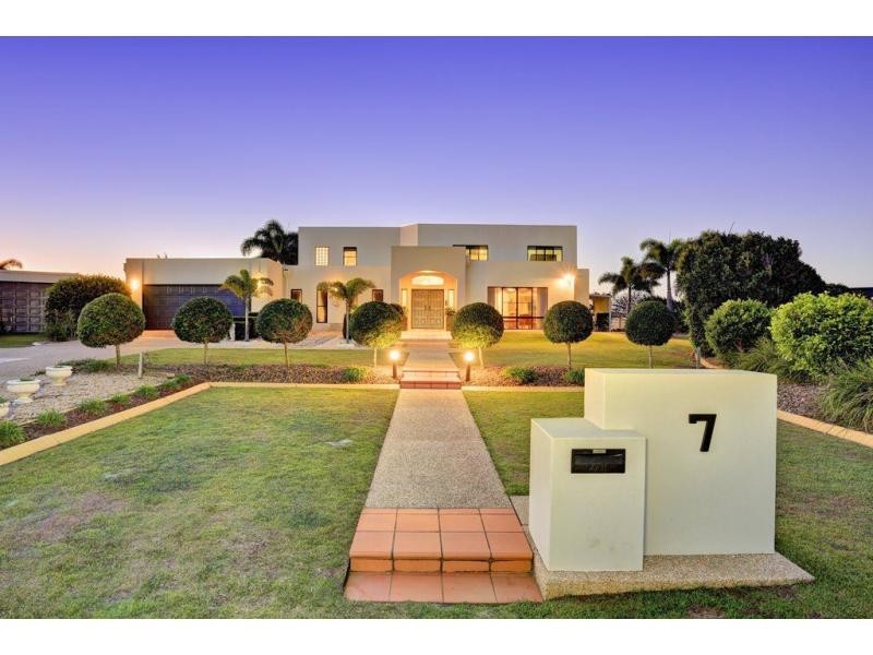 7 Davin Place, Coral Cove QLD 4670