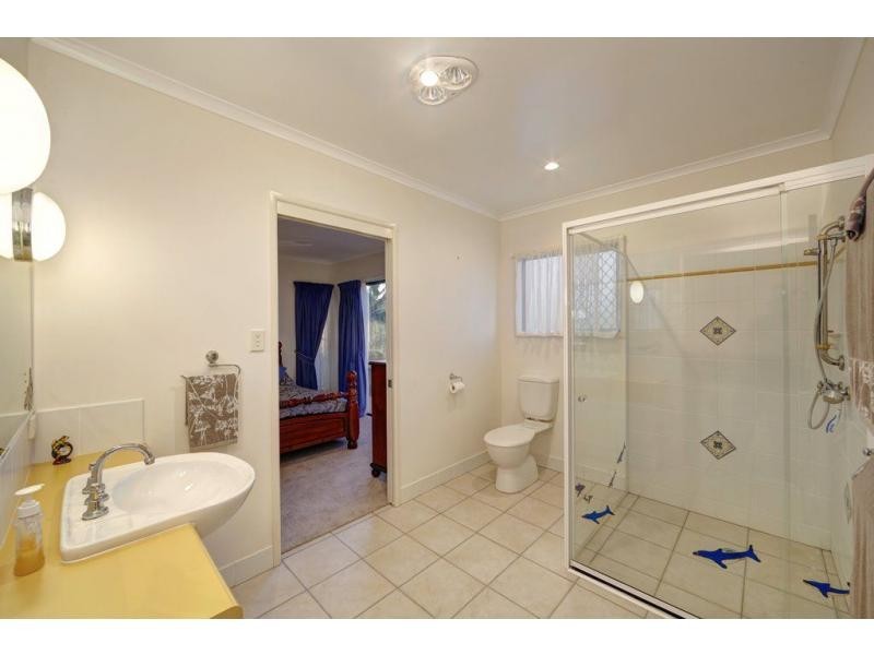 7 Davin Place, Coral Cove QLD 4670