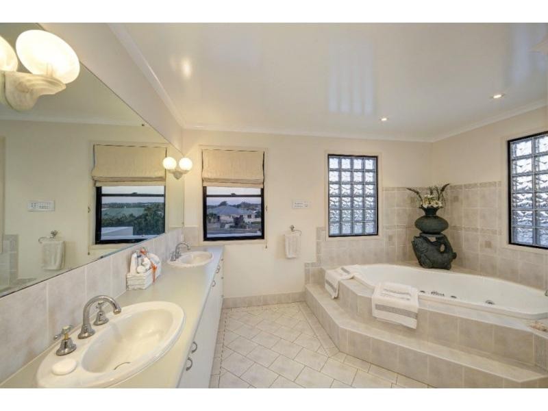 7 Davin Place, Coral Cove QLD 4670