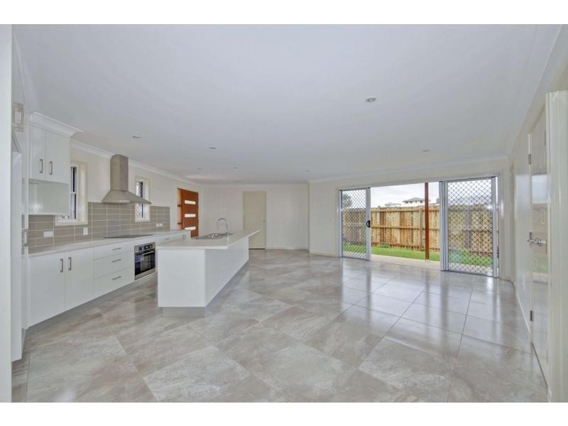 2/6 Back Hill Drive, Coral Cove QLD 4670