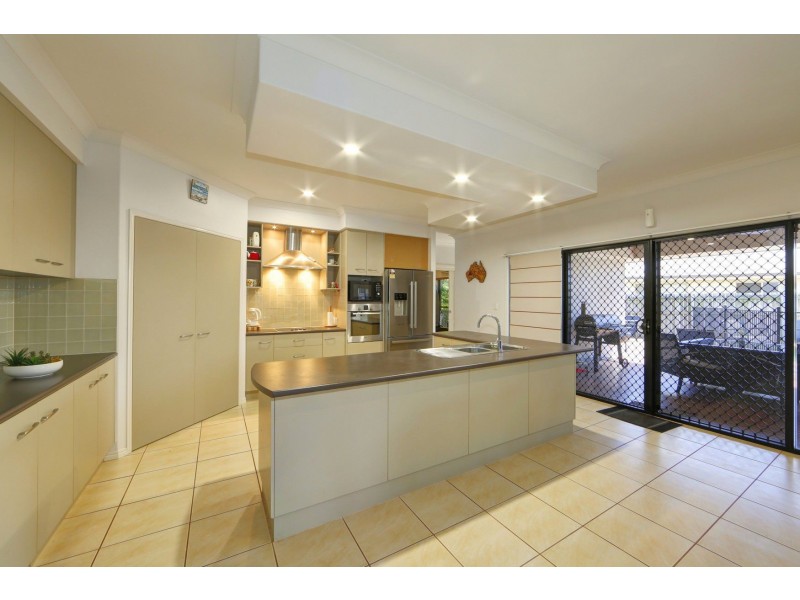 11 Leon Place, Coral Cove QLD 4670