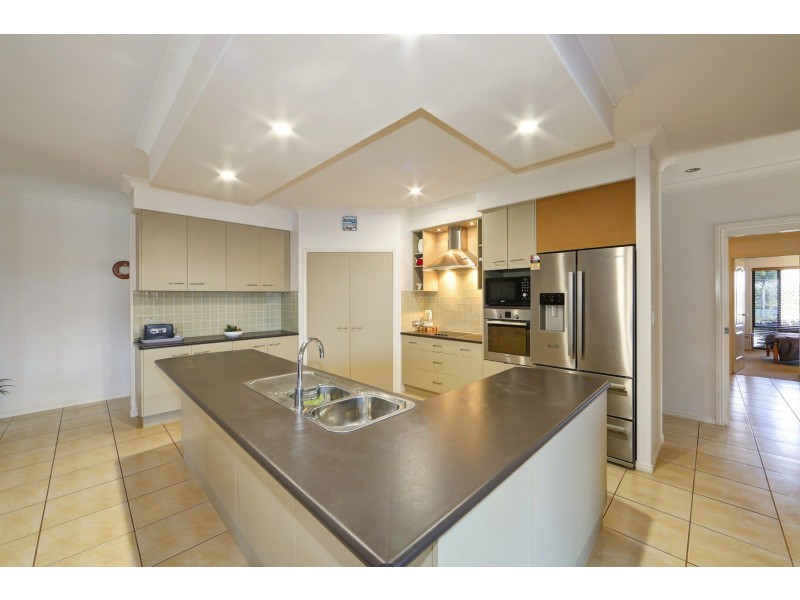 11 Leon Place, Coral Cove QLD 4670