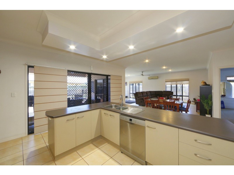 11 Leon Place, Coral Cove QLD 4670