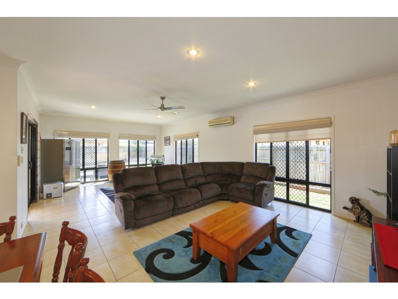 11 Leon Place, Coral Cove QLD 4670