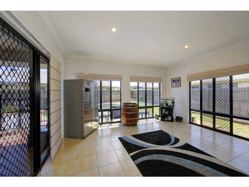 11 Leon Place, Coral Cove QLD 4670