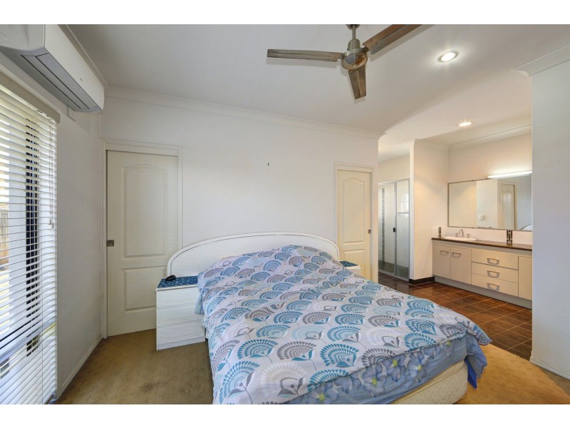 11 Leon Place, Coral Cove QLD 4670