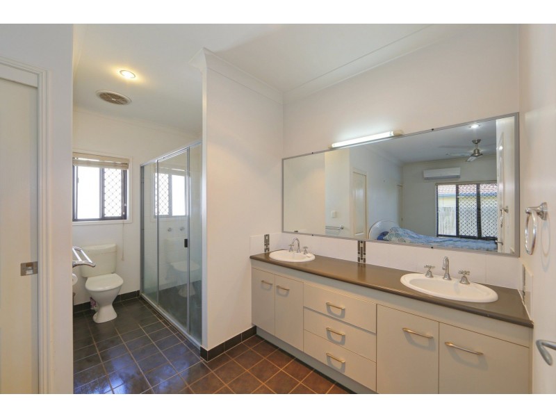 11 Leon Place, Coral Cove QLD 4670