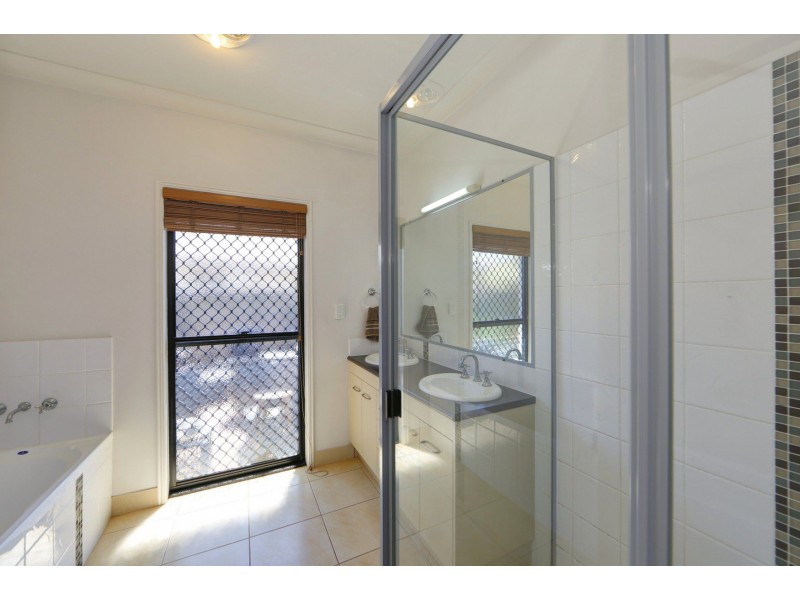 11 Leon Place, Coral Cove QLD 4670