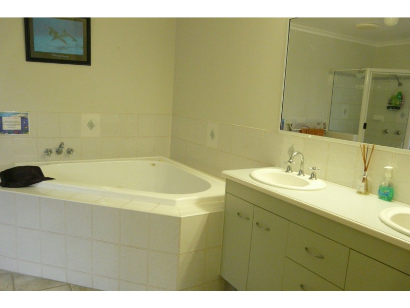 2 Chantelle Circuit, Coral Cove QLD 4670