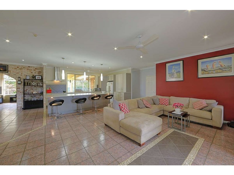 5 Majestic Place, Coral Cove QLD 4670