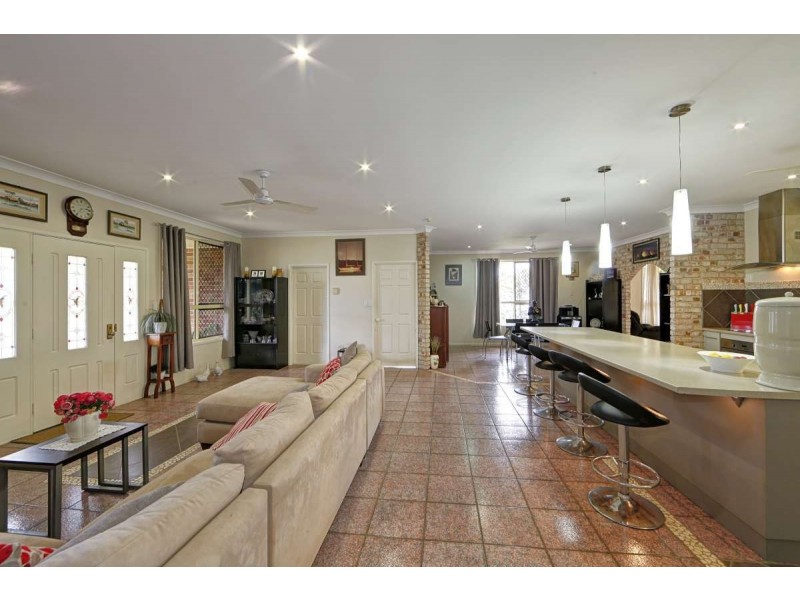 5 Majestic Place, Coral Cove QLD 4670