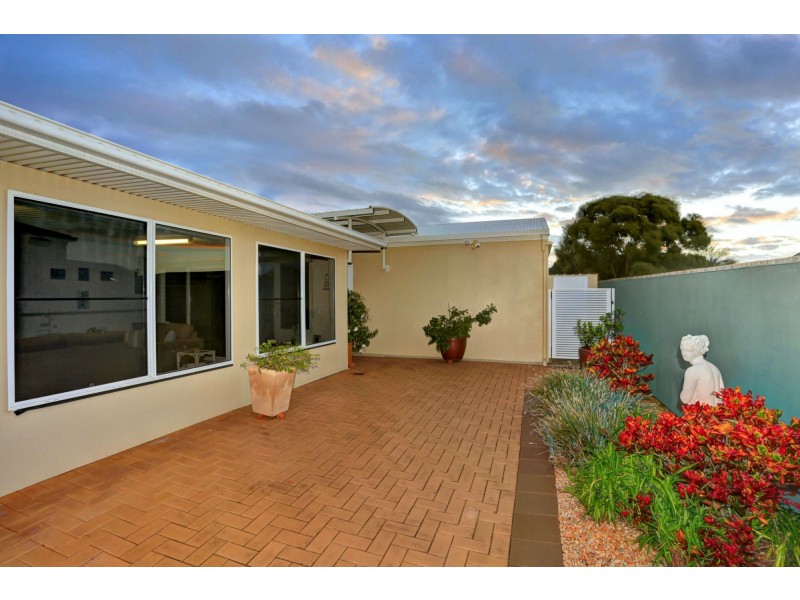 7 Shelley Street, Burnett Heads QLD 4670