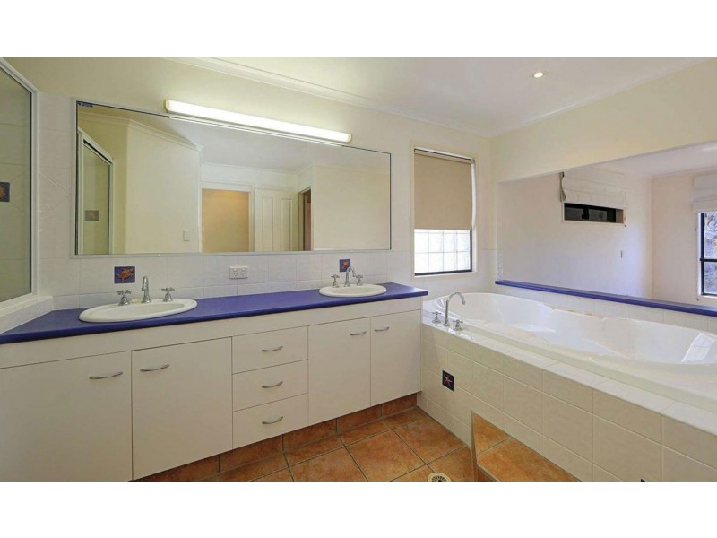 24 Chantelle Circuit, Coral Cove QLD 4670