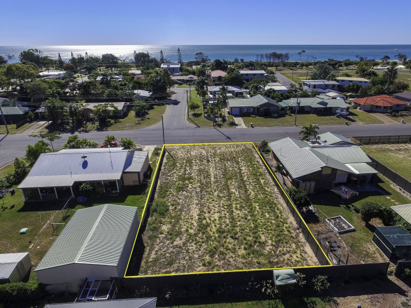 7 Acacia St, Moore Park Beach QLD 4670