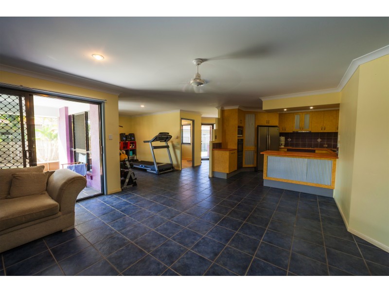 8 Warren Pl, Bargara QLD 4670