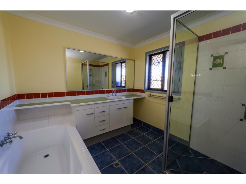 8 Warren Pl, Bargara QLD 4670