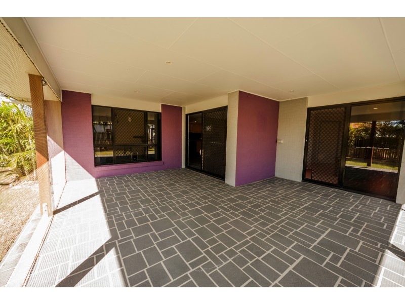 8 Warren Pl, Bargara QLD 4670