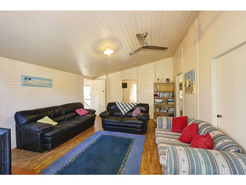 9 Moore St, Elliott Heads QLD 4670