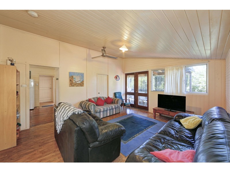 9 Moore St, Elliott Heads QLD 4670