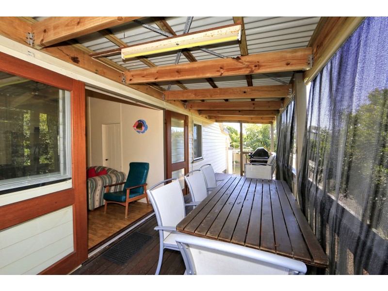 9 Moore St, Elliott Heads QLD 4670