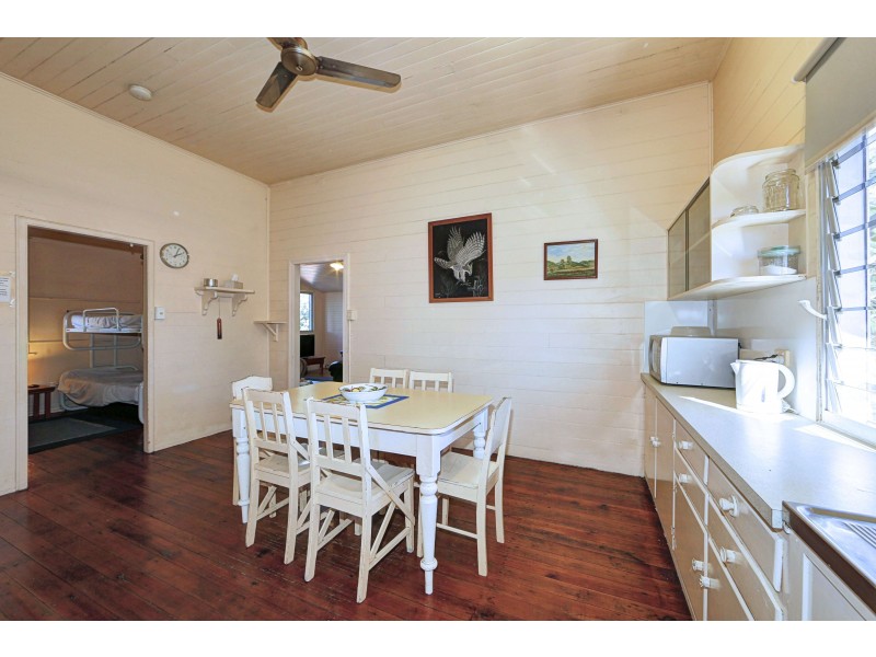 9 Moore St, Elliott Heads QLD 4670