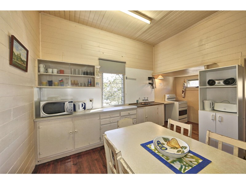 9 Moore St, Elliott Heads QLD 4670