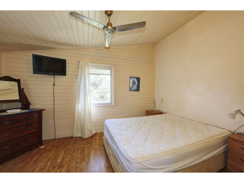 9 Moore St, Elliott Heads QLD 4670