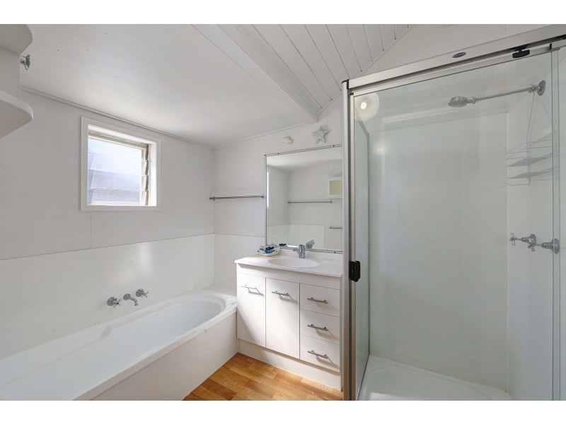 9 Moore St, Elliott Heads QLD 4670