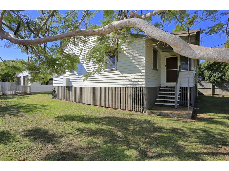 9 Moore St, Elliott Heads QLD 4670