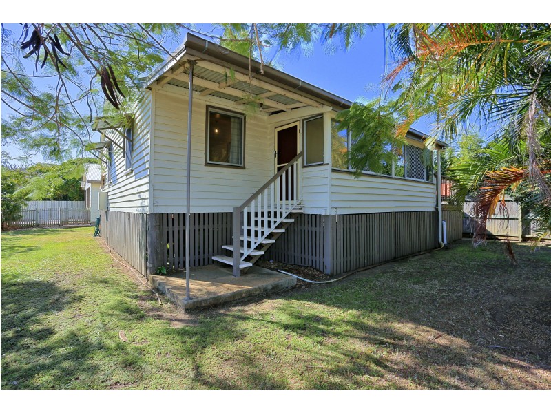 9 Moore St, Elliott Heads QLD 4670