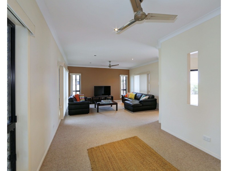 24 Bisdee St, Coral Cove QLD 4670