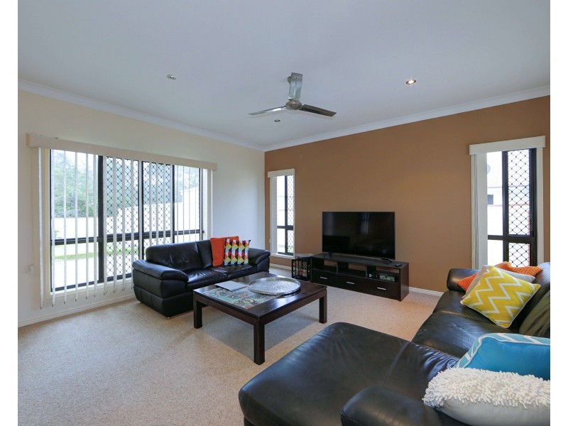 24 Bisdee St, Coral Cove QLD 4670