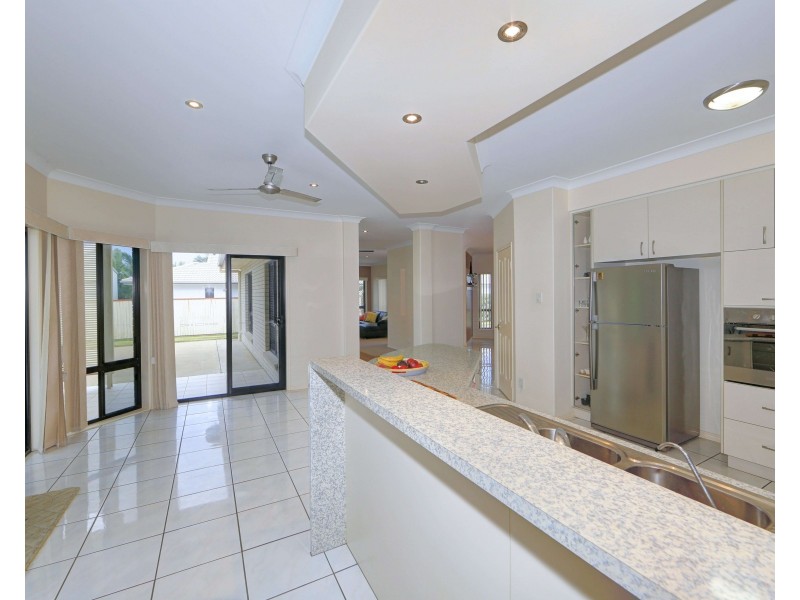 24 Bisdee St, Coral Cove QLD 4670
