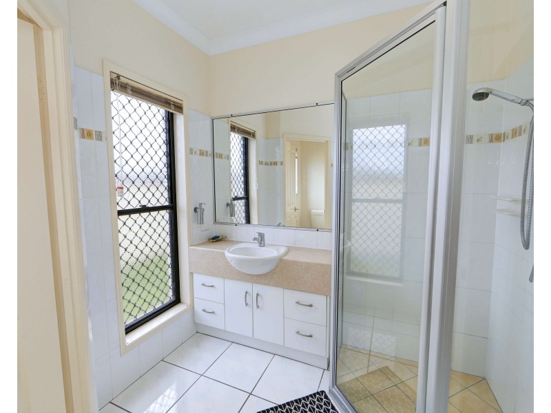 24 Bisdee St, Coral Cove QLD 4670