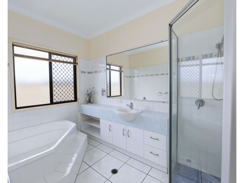 24 Bisdee St, Coral Cove QLD 4670