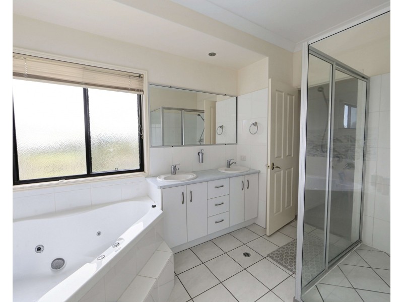 24 Bisdee St, Coral Cove QLD 4670