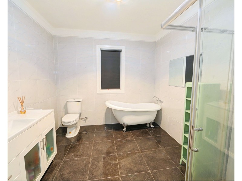 7 Sims Rd, Avenell Heights QLD 4670